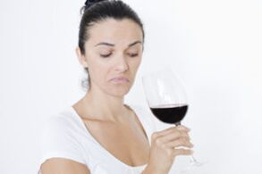Frau trinkt Wein wie man mit dem Rauchen aufhört