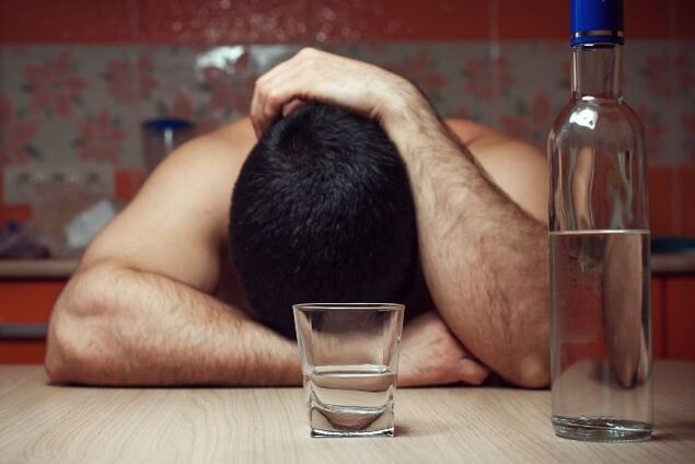 Männlicher Alkoholismus, der zu fatalen Folgen für den Körper führt. 