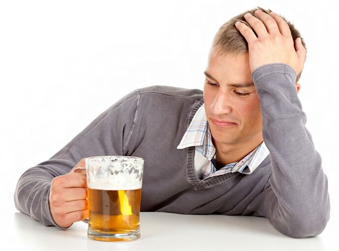 Ein Mann trinkt Bier, wie man aufhört zu rauchen