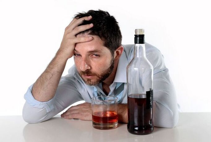 Mann, der an Alkoholismus leidet und wie man aufhört zu trinken