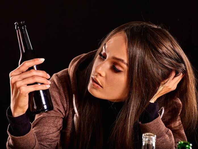 Mädchen mit einer Flasche, wie man Sucht loswerden kann