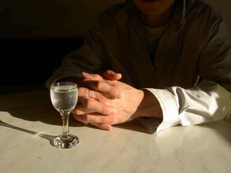 Wenn eine Person täglich selbst kleine Dosen starken Alkohols trinkt, entwickelt sie eine Alkoholabhängigkeit.