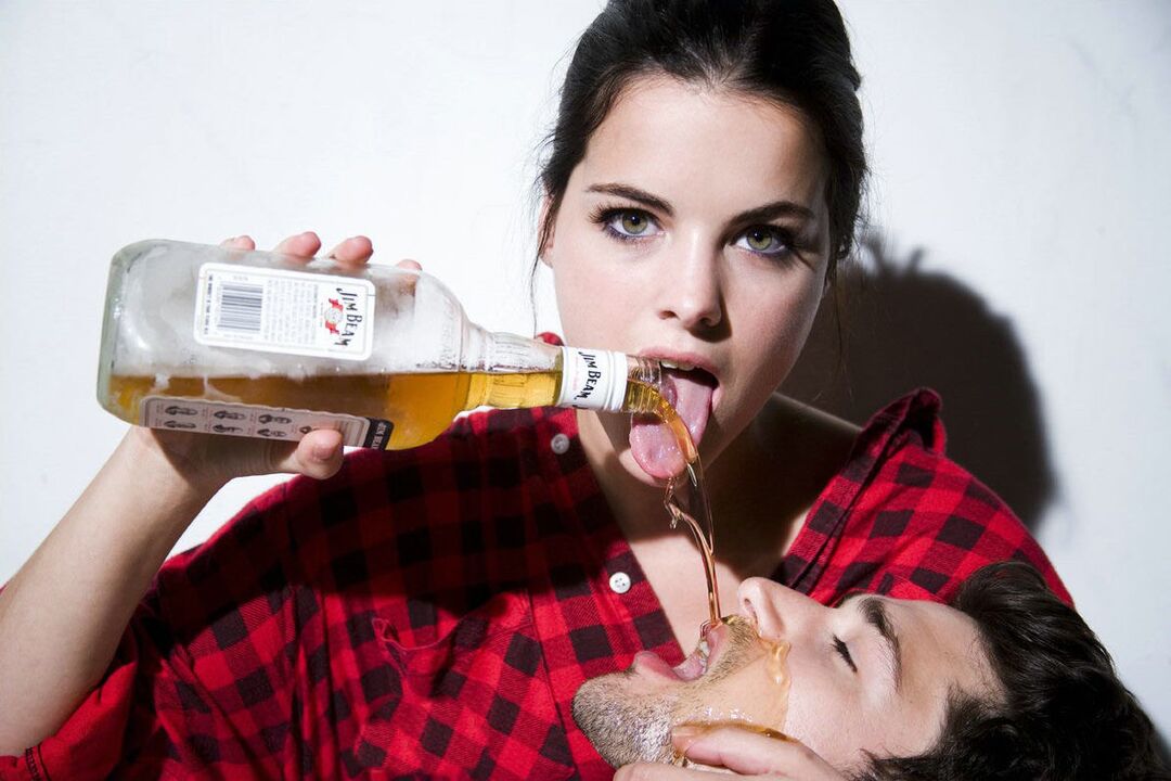 Mädchen übergießt Mann vor dem Sex mit Alkohol.