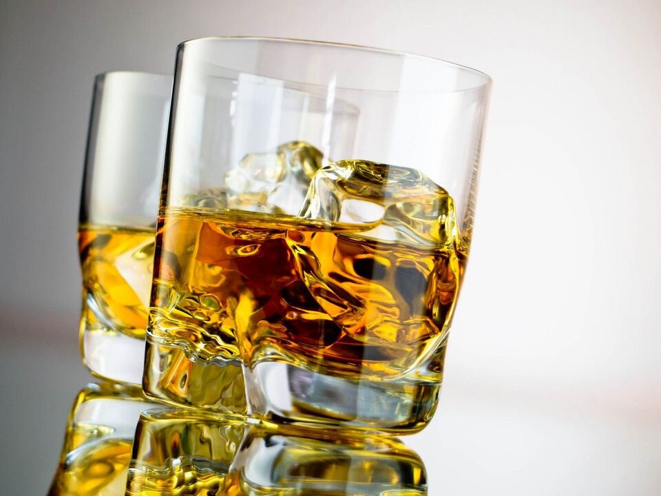 Alkohol, der bei Frauen zu körperlicher und psychischer Abhängigkeit führt.