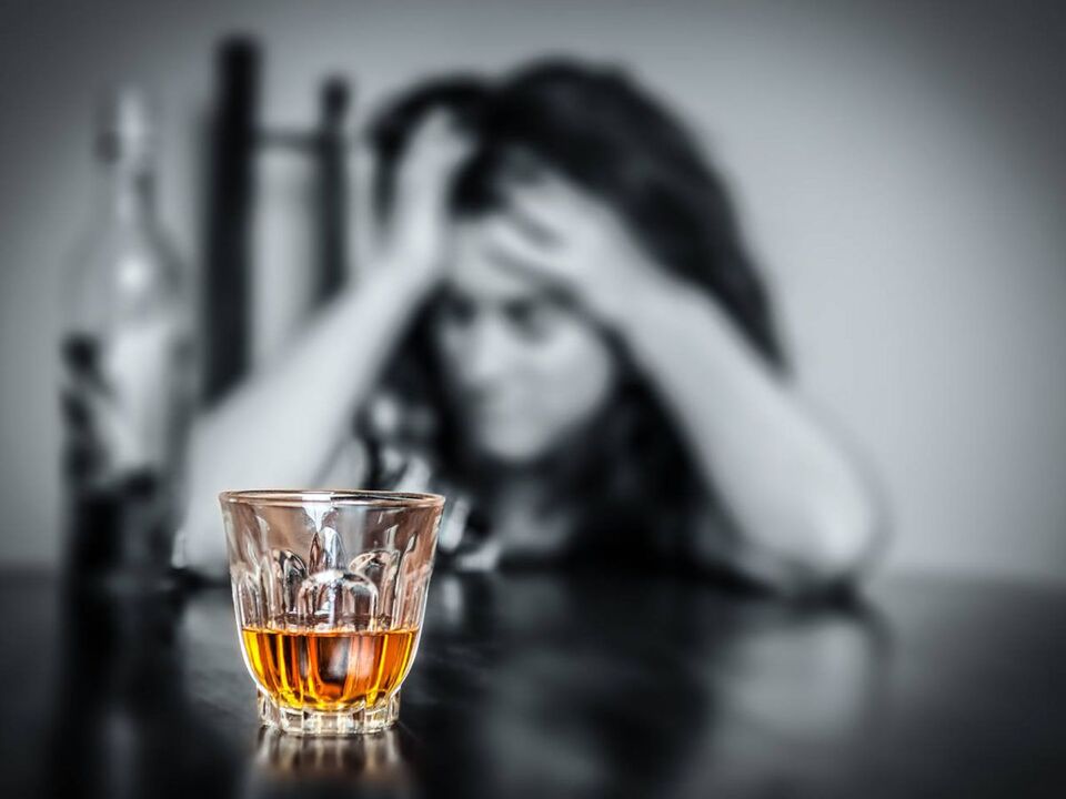 Ständiger Stress treibt eine Frau dazu, Alkohol zu trinken.